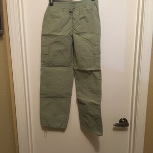 Full Tilt Green Cargo Pants with Straight Leg Design and Durable Fabric